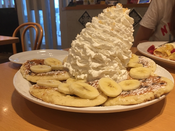エッグスンシングスのパンケーキ「バナナ、ホイップクリームとマカダミアナッツ